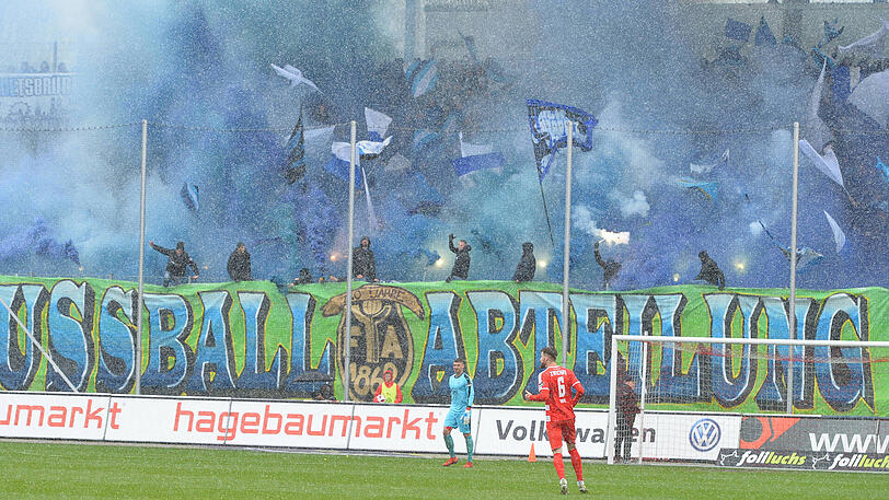 Mit dem Anpfiff hatten die Ultras des TSV 1860 den Gästebereich in dichte blaue Rauchschwaden gehüllt.