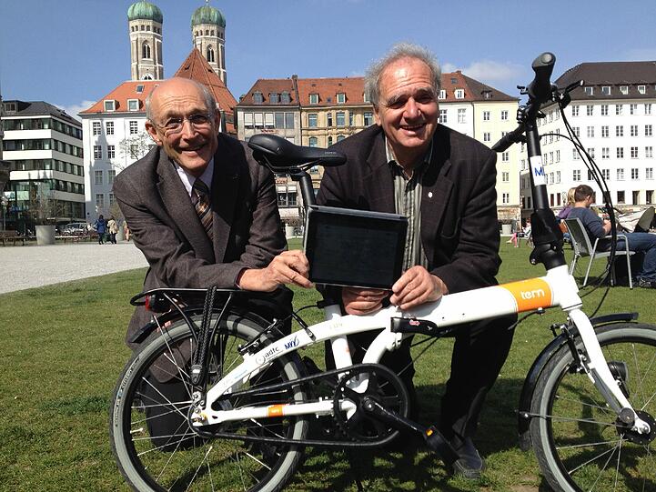 Alexander Freitag (MVV) und Umweltreferent Joachim Lorenz bei einem Radl-Termin (Archivbild).