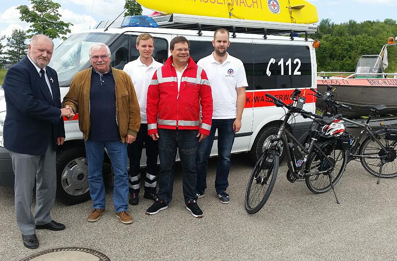 Georg Haßlbeck (Vorsitzender der Kreiswasserwacht München), Otto Steinberger (Bezirksausschussvorsitzender des BA 15), Nico Wöhe (Ortsgruppenleiter), Uwe Wagner (Technischer Leiter) und Markus Schmirler mit den zwei neuen E-Bikes.