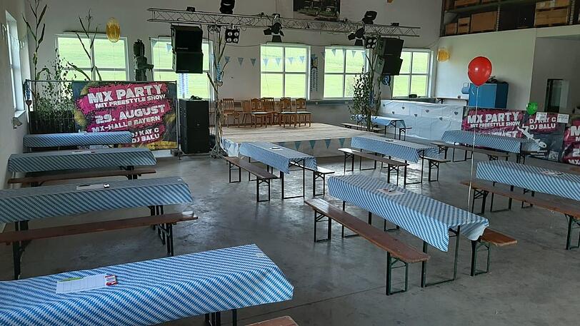 Für die Oktoberfest-Party schmückte Maier die Maschinenhalle im Vorfeld.