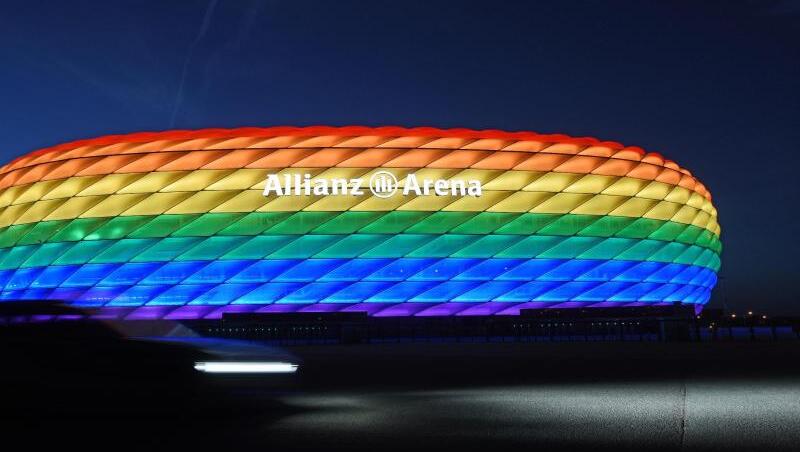 Die Hülle der Allianz Arena leuchtet anlässlich des Christopher Street Days in Regenbogenfarben. (Archivbild)