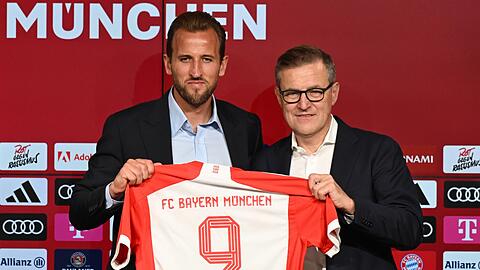 Vorstandsboss Jan-Christian Dreesen (r) präsentiert Bayerns neue Nummer 9: Harry Kane.