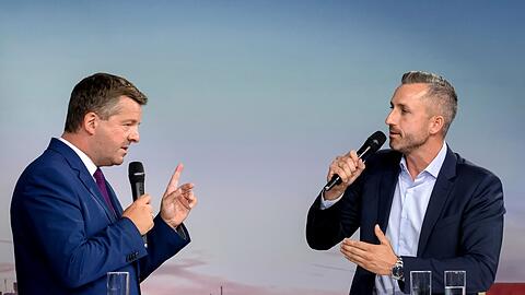 Beim Wahlforum lieferten sich zun&auml;chst die Spitzenkandidaten der CDU, Sven Schulze, und der AfD, Ulrich Siegmund, ein Duell, bevor die Vertreterinnen und Vertreter der &uuml;brigen Parteien dazu kamen.