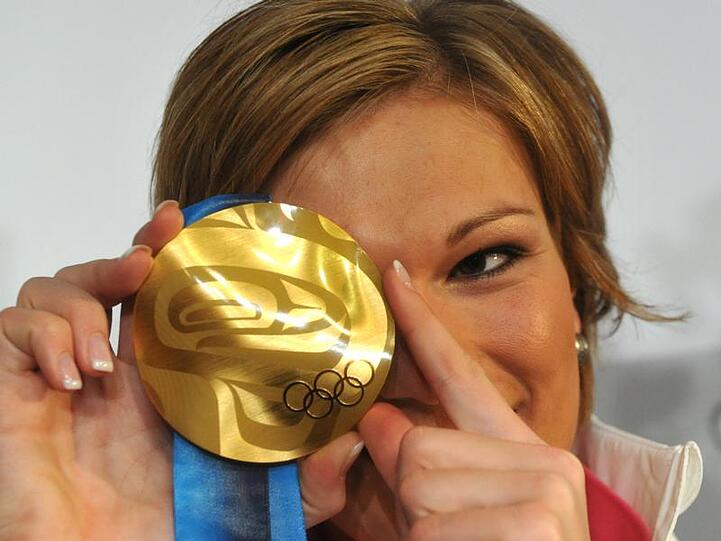 Maria Riesch ganz gelöst mit Goldmedaille.