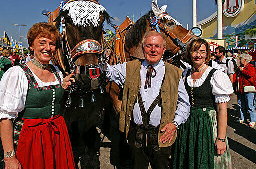 Seit 1980 ein gewohntes Bild: Anneliese und Hermann Haberl mit Tochter Antje Schneider
beim Wirte-Einzug auf die Wiesn.
