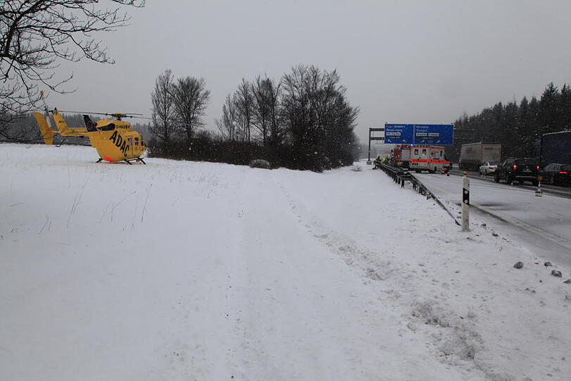 Die Beifahrerin wollte in der Not noch eingreifen. Dennoch kracht das Fahrzeug nach langer Schlitterfahrt gegen einen Baum.