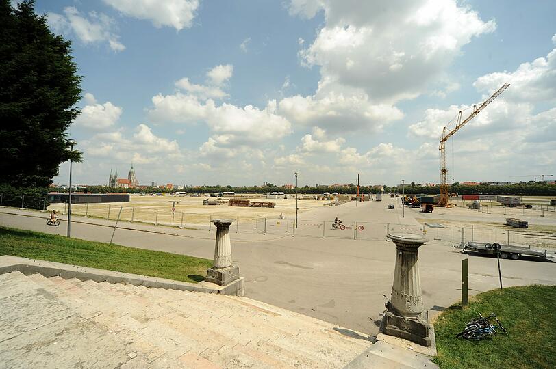 Der Countdown läuft. In gut zwei Monaten beginnt in München das
Oktoberfest. Bis dahin ist die Theresienwiese eine Mega-Baustelle -
der Aufbau ist rekordverdächtig wie die Wiesn selbst.