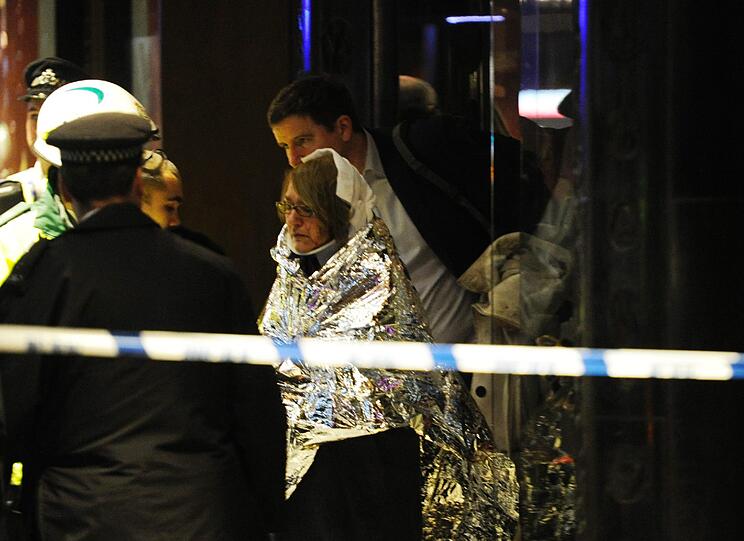 Sehen Sie hier mehr Bilder vom Rettungseinsatz im Londoner Apollo-Theatre in Londern von der Nacht zum Freitag.