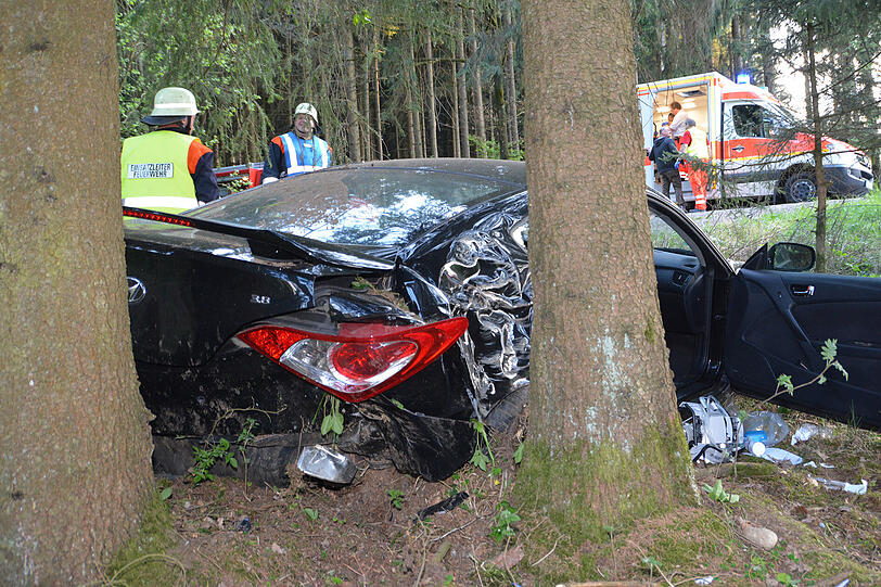 Crash mit einem Sportwagen: Weil der Hyundai-Fahrer mit überhöhter Geschwindigkeit über die Landstraße raste, kam er hinter einer Kuppe ins Schleudern.