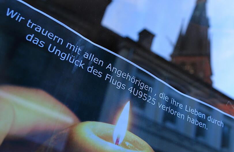 Die Menschen in Haltern trauern um die 16 Schüler und zwei Lehrer, die bei dem Germanwings-Absturz ums Leben gekommen sind