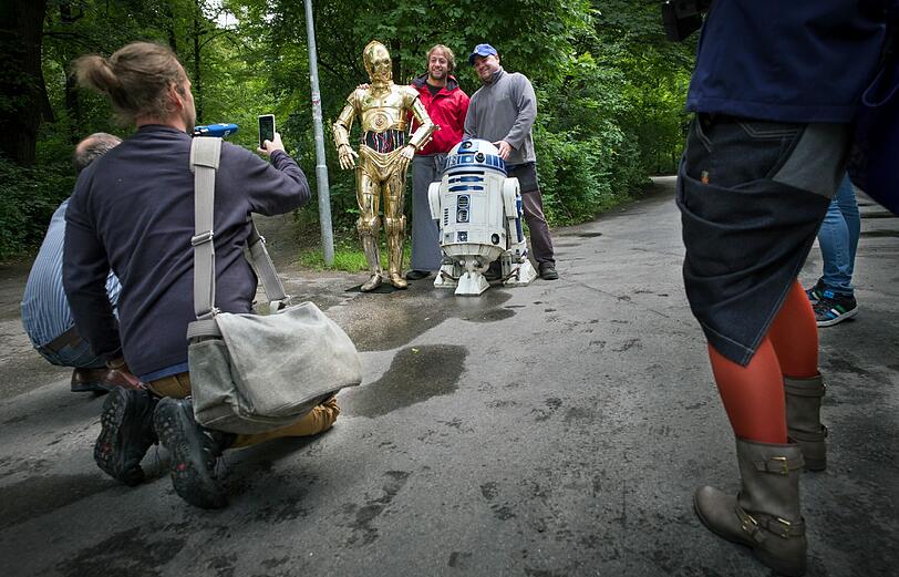 R2-D2 und C-3PO stehen im Englischen Garten. Die beiden Figuren wurden im Rahmen einer Promotion-Tour des Wachfiguren-Kabinetts von Madame Tussauds in der Öffentlichkeit aufgestellt.