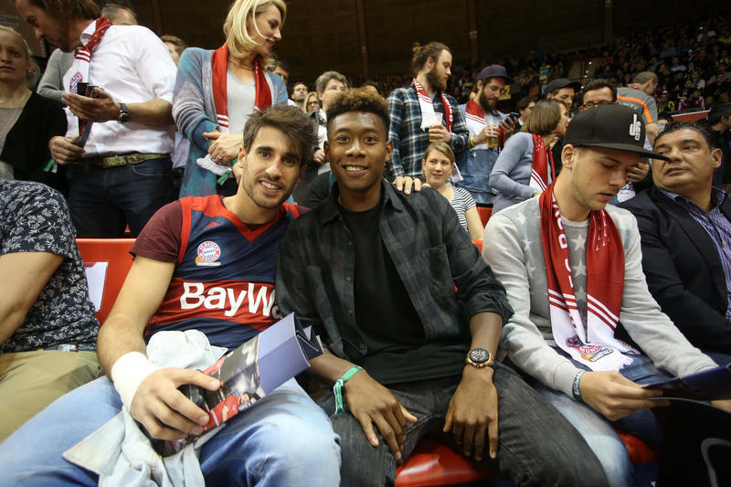 Die Bayern-Stars waren zeugen der Heimniederlage der Basketballkollegen.
