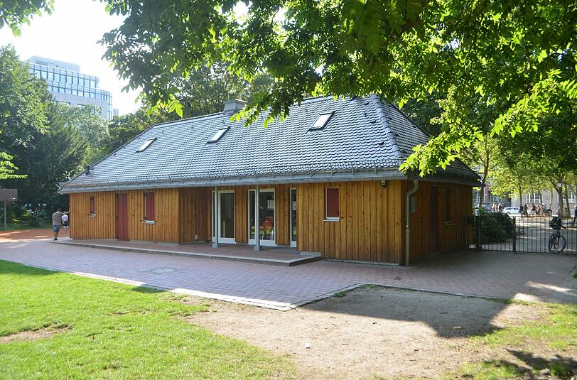 Das Spielhaus Sophienstraße am Alten Botanischen Garten hat Privatier Friedrich Krantz 1947 mit der Auflage gestiftet, Jugendliche so zu erziehen, dass sich ein Holocaust nie mehr wiederholen kann.