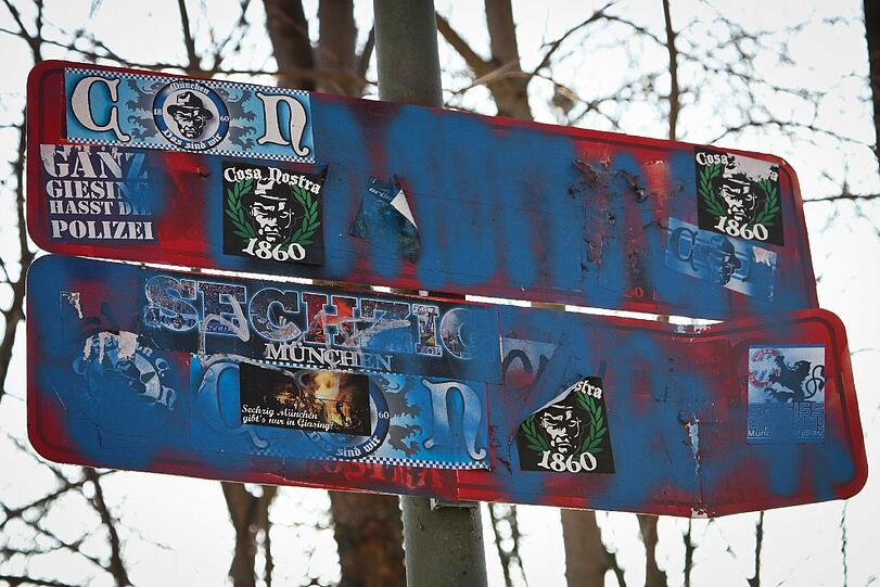 Mit den Fans des FC Bayern, insbesondere deren Ultra-Gruppe "Schickeria" liefern sich die Löwenfans auch symbolische Kämpfe. Diese Schilder wurden von beiden Gruppen immer wieder übersprüht und überklebt. Im Moment gehört es klar den Löwen.