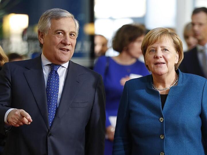 Bundeskanzlerin Angela Merkel (CDU) wird von Antonio Tajani, dem Präsidenten des Europäischen Parlaments, begrüßt.