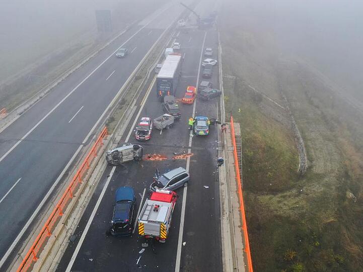 Demolierte Fahrzeuge an der Unfallstelle auf der Autobahn A7.
