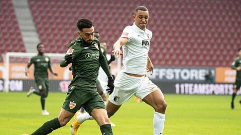 Nicolas Gonzalez von Stuttgart und Felix Uduokhai von Augsburg (l-r.) im Zweikampf um den Ball.