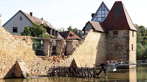 In Folge der Unwetter mit Starkregen in Franken ist ein Teil der historischen Stadtmauer in Weißenburg eingestürzt.