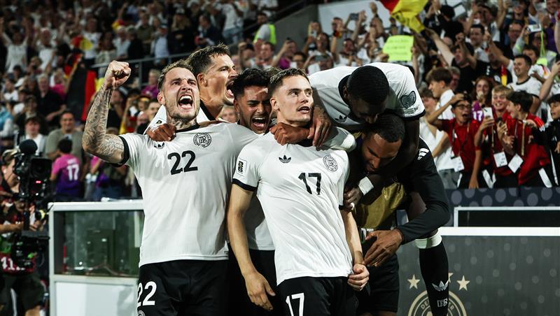 So sehen Sieger aus – und so sieht vor allem Erleichterung aus: Die DFB-Spieler feiern das entscheidende 3:1 von Zauberfuß Florian Wirtz (vorne Mitte).