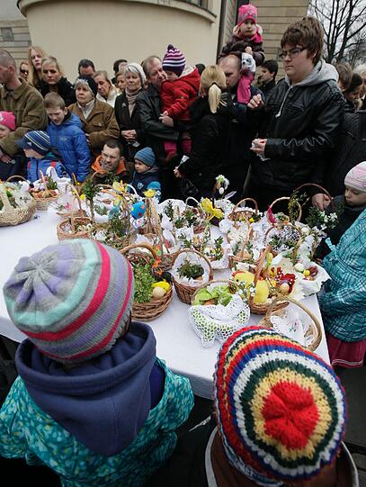 Traditionell bringen polnische Katholiken Körbe gefüllt mit Eiern, Brot, Salz, Pfeffer, Wurst und Butter in die Kirche um sie am Karsamstag segnen zu lassen.