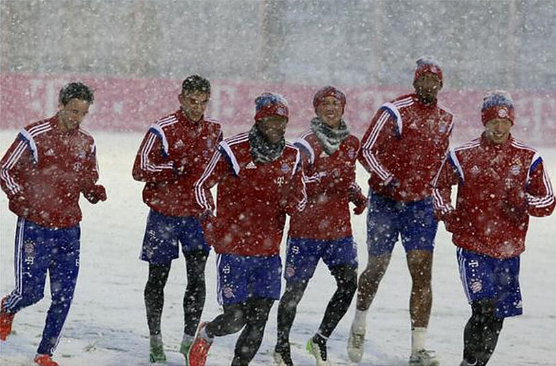 Schnee-Training: Die Spieler des FC Bayern waren bei der winterlichen Übungseinheit zu Späßchen aufgelegt.