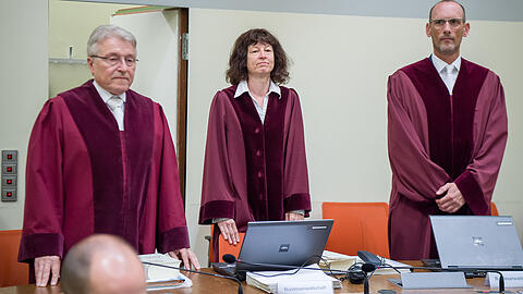 Der Bundesanwalt Herbert Diemer (l-r), Oberstaatsanwältin Anette Greger und Bundesanwalt Jochen Weingarten im Gerichtssaal in München.