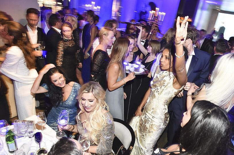Promis feiern auf der Dresscoded-Weihnachtsparty im Emporio Armani Caffe