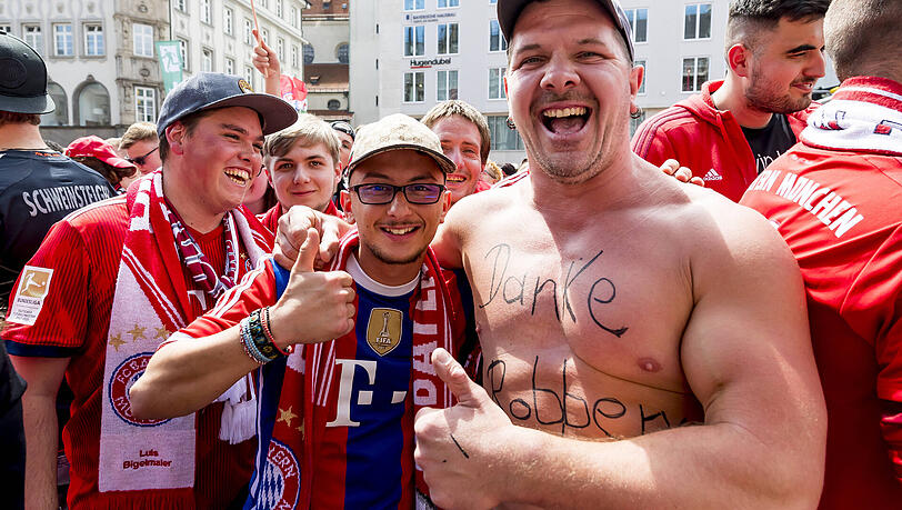 Begeistert: die Fans des FC Bayern auf dem Marienplatz. Begeistert: die Fans des FC Bayern auf dem Marienplatz.