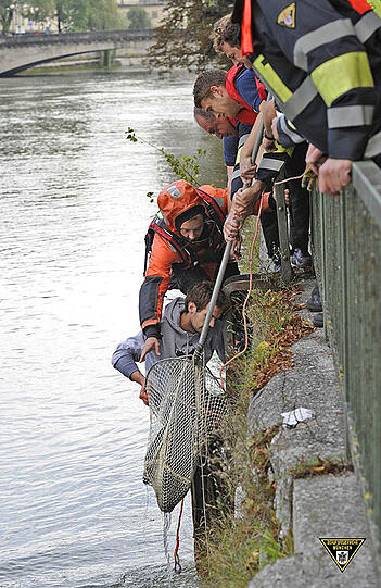 Mit Hilfe der Feuerwehr konnten der Italiener und der Cockerspaniel aus der Isar gerettet werden.