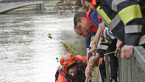 Mit Hilfe der Feuerwehr konnten der Italiener und der Cockerspaniel aus der Isar gerettet werden. Mit Hilfe der Feuerwehr konnten der Italiener und der Cockerspaniel aus der Isar gerettet werden.