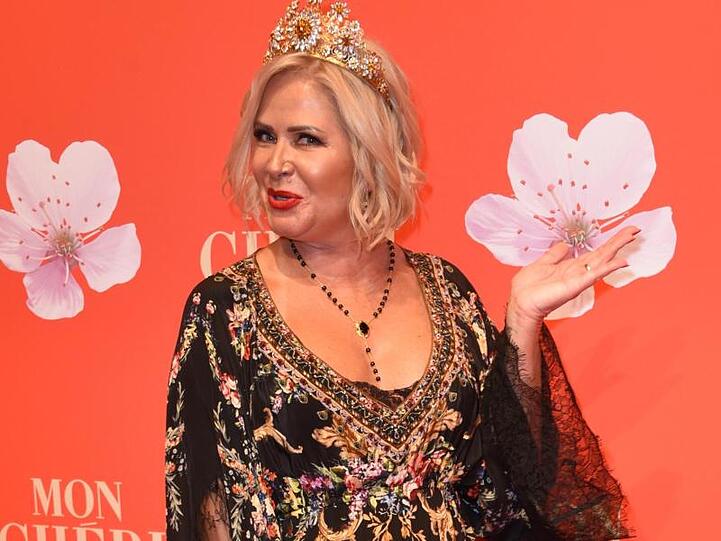 Die Designerin Claudia Effenberg kommt mit Krone zur Gala des Mon Cheri Barbara Tages. Foto: Ursula Düren/dpa