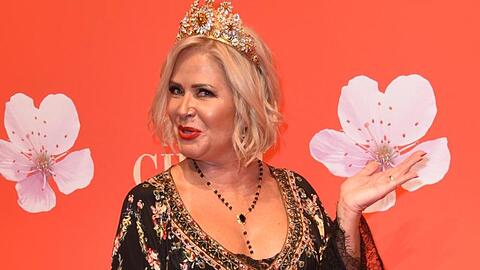 Die Designerin Claudia Effenberg kommt mit Krone zur Gala des Mon Cheri Barbara Tages. Foto: Ursula Düren/dpa