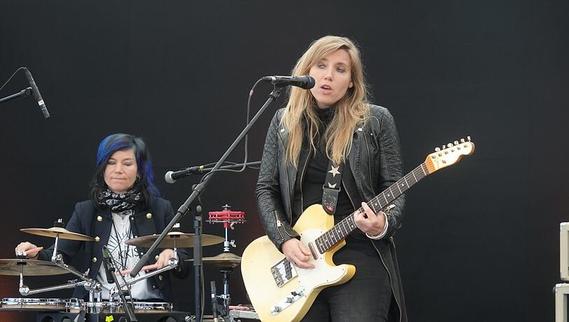 Veronika Hauger (l.) und Veronika Gast sind die Band The Kikis. Veronika Hauger (l.) und Veronika Gast sind die Band The Kikis.