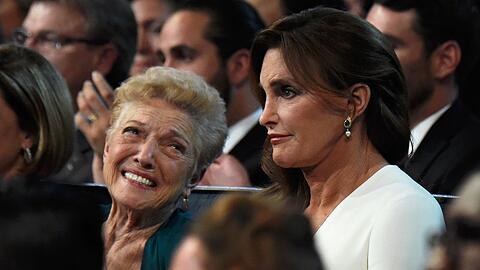 Caitlyn Jenner (r.) mit ihrer Mutter Esther im Sommer 2015.