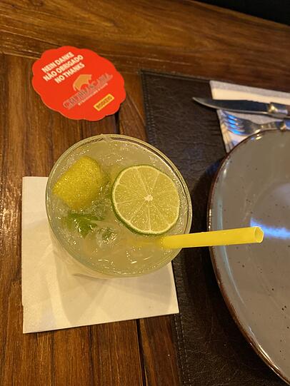 Einen Caipirinha gibt es für 6,50 Euro. Der schmeckt besonders authentisch. Einen Caipirinha gibt es für 6,50 Euro. Der schmeckt besonders authentisch.