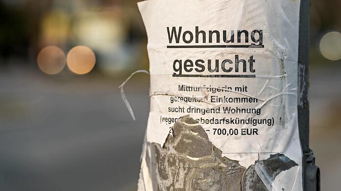 Schönes München: Viele wollen hier wohnen, doch bezahlbarer Wohnraum bleibt knapp. Die Stadt baut, trotz erschwerter Bedingungen, doch die Nachfrage etwa nach Sozialwohnungen steigt stetig. Verbände rechnen den Parteien jetzt vor, wie groß die Lücke aktuell bereits ist.