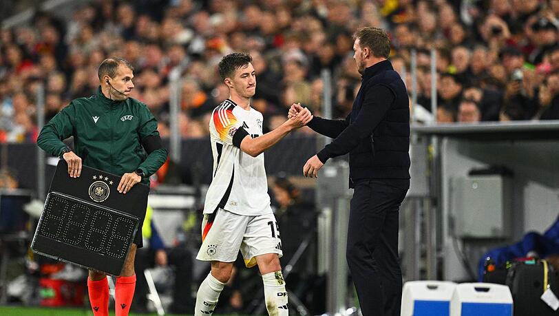 Ungeplantes Wiedersehen bei der Nationalmannschaft: Angelo Stiller (l) und Bundestrainer Julian Nagelsmann. (Archivild)