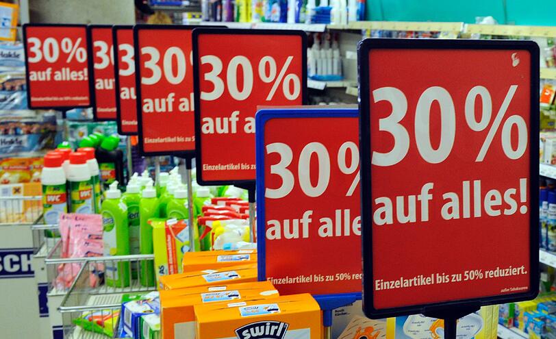 Der große Ausverkauf bei Schlecker: 30 Prozent auf Shampoo, Seife und Duschgel. Schnäppchenjäger bei der Pleite-Kette
