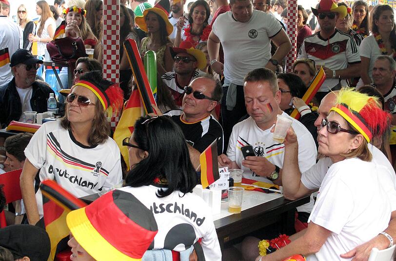 Partystimmung am Strand von Leme, der Verlängerung der Copacabana, in Rio de Janeiro. Hier, im deutschen Fantreff "Tor" fiebern hunderte Deutsche mit ihrer Mannschaft.