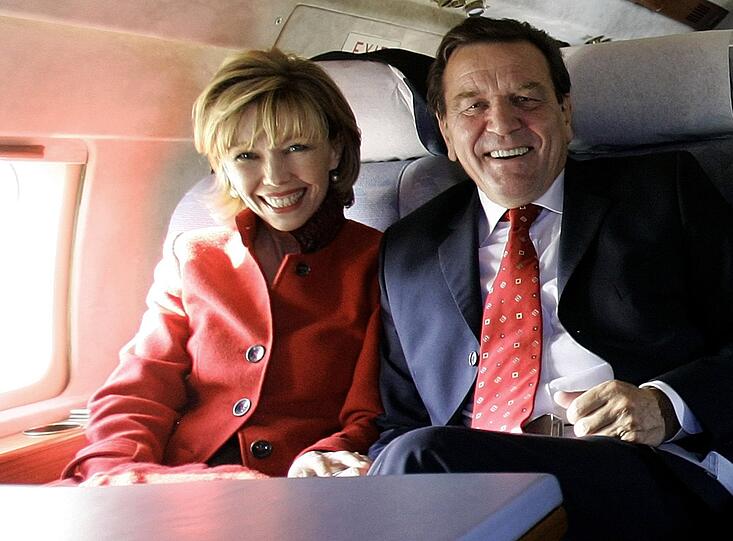 Der ehemalige Bundeskanzler Gerhard Schröder mit der 19 Jahre jüngeren Doris Schröder-Köpf in vierter Ehe verheiratet. Die beiden gaben sich 1997 das Ja-Wort.