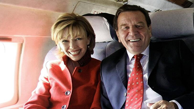 Der ehemalige Bundeskanzler Gerhard Schröder mit der 19 Jahre jüngeren Doris Schröder-Köpf in vierter Ehe verheiratet. Die beiden gaben sich 1997 das Ja-Wort. Der ehemalige Bundeskanzler Gerhard Schröder mit der 19 Jahre jüngeren Doris Schröder-Köpf in vierter Ehe verheiratet. Die beiden gaben sich 1997 das Ja-Wort.