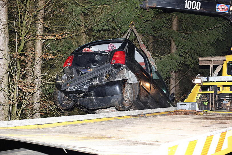 Unfassbares Glück hatte eine 19-Jährige, die diesen Unfall unverletzt überlebte.