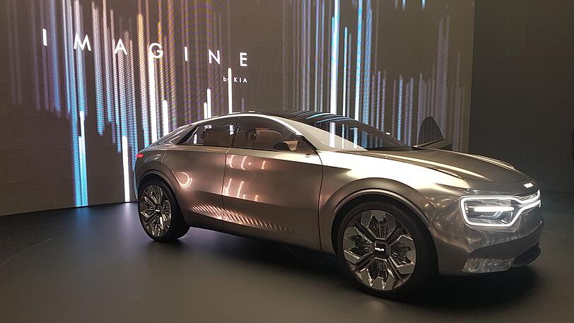 Kia präsentiert auf dem Genfer Automobilsalon 2019 die neue Elektro-Studie Imagine. Sie lässt sich kabellos laden.