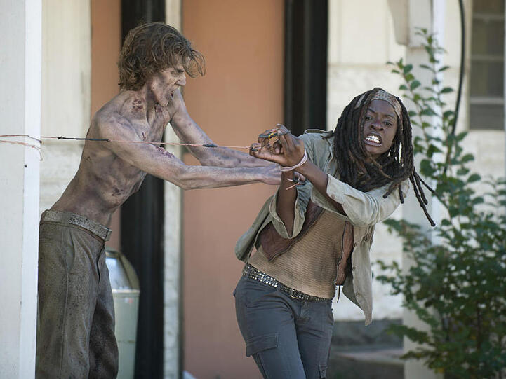 Die gefesselte Michonne (Danai Gurira) muss sich einen Untoten vom Leib halten