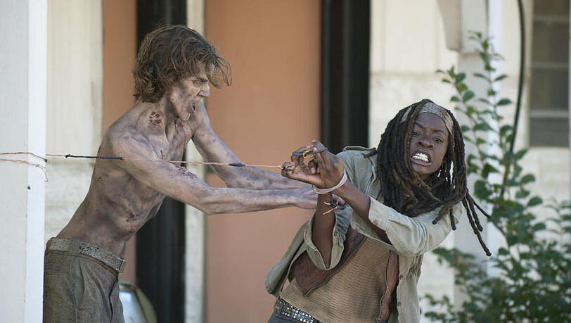 Die gefesselte Michonne (Danai Gurira) muss sich einen Untoten vom Leib halten Die gefesselte Michonne (Danai Gurira) muss sich einen Untoten vom Leib halten