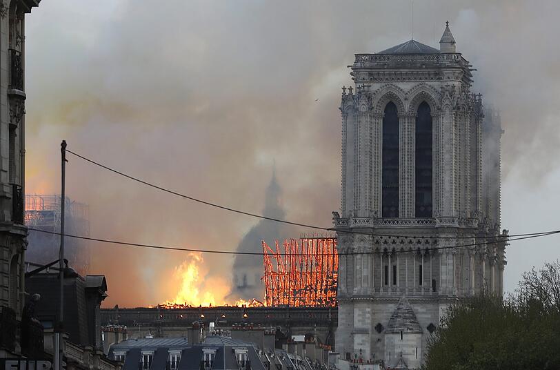 Die weltberühmte Kathedrale Notre-Dame de Paris steht in Flammen.