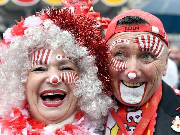 Karnevalisten beim Rosenmontagszug in Köln.