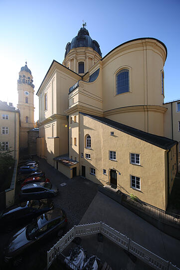 Seltene Rückansicht: Bei Sonnenaufgang leuchtet der uralte Anbau an der Theatinerkirche besonders gelb.