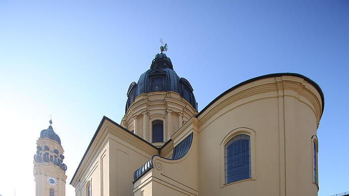 Seltene Rückansicht: Bei Sonnenaufgang leuchtet der uralte Anbau an der Theatinerkirche besonders gelb.