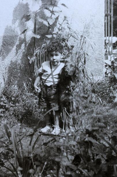 Ein Foto aus der Kindheit von Erich Johannes Roles, in einem Münchner Vorort. Seinen leiblichen Vater hat er nie kennengelernt. Ein Foto aus der Kindheit von Erich Johannes Roles, in einem Münchner Vorort. Seinen leiblichen Vater hat er nie kennengelernt.